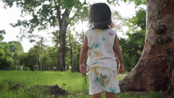 在绿地公园里可爱的亚洲小女孩 免版税图库视频