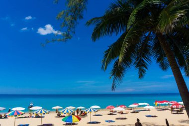 Deniz plajı mavi gökyüzüne karşı, yaz tatili 