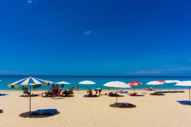 Deniz plajı mavi gökyüzüne karşı, yaz tatili 