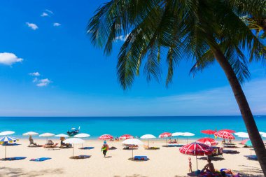 Deniz plajı mavi gökyüzüne karşı, yaz tatili 