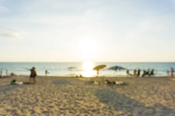 Abstrakte Verschwommene Menschen Die Sich Bei Sonnenuntergang Strand Entspannen Hintergrund — Stockfoto