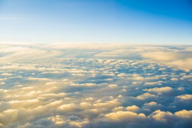Mavi gökyüzü ile kabarık bulutlar, uçaktan hava manzarası, doğa arka planı