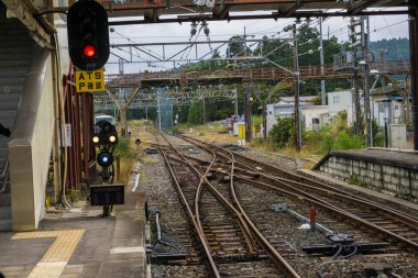 TOKYO, Japonya-22 Ekim 2016: Demiryolu istasyonu. JR Yamanote Hattı Tokyo 'daki en önemli tren hattıdır. Shinagawa 'ya giden tren.