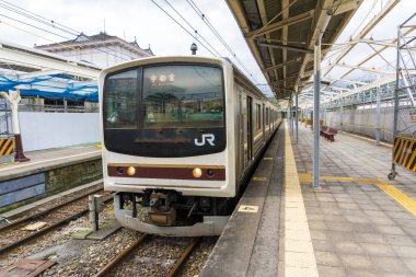 TOKYO, Japonya-22 Ekim 2016: Demiryolu istasyonu. JR Yamanote Hattı Tokyo 'daki en önemli tren hattıdır. Shinagawa 'ya giden tren.