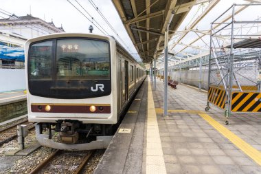 TOKYO, Japonya-22 Ekim 2016: Demiryolu istasyonu. JR Yamanote Hattı Tokyo 'daki en önemli tren hattıdır. Shinagawa 'ya giden tren.