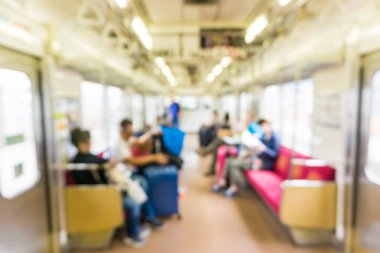 Trendeki iş adamları, ulaşımın bulanık arkaplanı