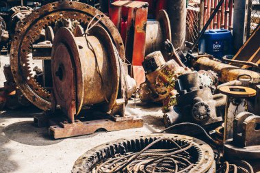 Kazı bölümü tamirhanede tamir ediliyor, eski motor ağır sanayii