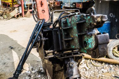 Kazı bölümü tamirhanede tamir ediliyor, eski motor ağır sanayii