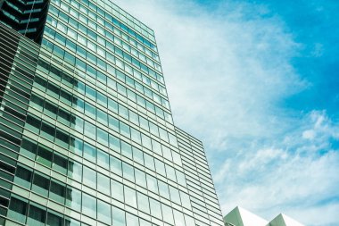Moder ofis binaları mavi gökyüzüne, Tokyo 'ya, Japonya' ya karşı