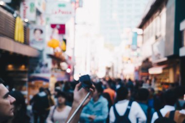 Bulanık bir grup insan Tokyo, Japonya 'da yürüyor.