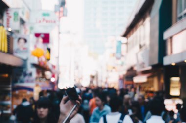 Bulanık bir grup insan Tokyo, Japonya 'da yürüyor.