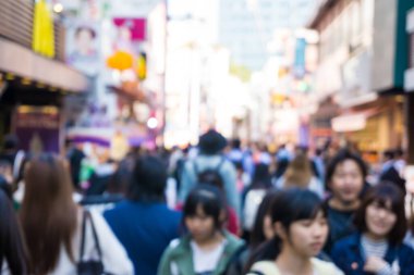Bulanık bir grup insan Tokyo, Japonya 'da yürüyor.