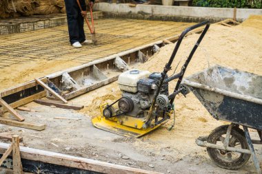 İnşaat alanında tel örgülü metal yığını