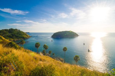 Phuket Adası 'nda gün batımı. Sarı otlu turkuaz deniz suyu, yaz tatili konsepti.