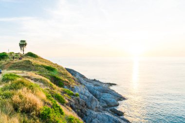 Tayland, Phuket adasının renkli gün batımı manzarası. yaz tatili