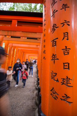 Kırmızı tori gate adlı fushimi Inari tapınak Kyoto, Japonya
