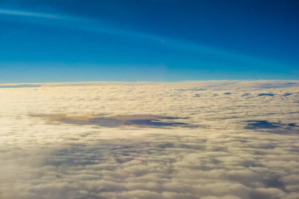 青空のふわふわした雲 飛行機からの空からの眺め 自然の背景 — ストック写真