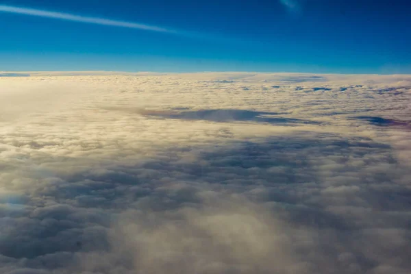 青空のふわふわした雲 飛行機からの空からの眺め 自然の背景 — ストック写真