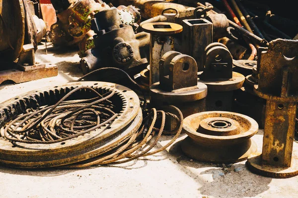 Kazı bölümü tamirhanede tamir ediliyor, eski motor ağır sanayii