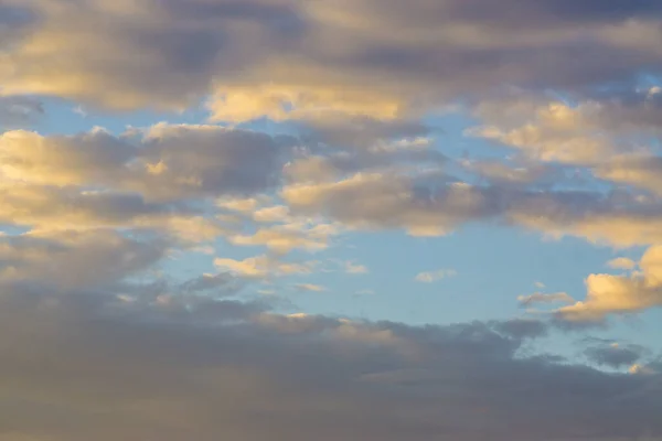 Μπλε Ουρανός Αφράτα Σύννεφα Βράδυ Ουρανό Φόντο Της Φύσης — Φωτογραφία Αρχείου
