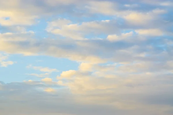 Μπλε Ουρανός Αφράτα Σύννεφα Βράδυ Ουρανό Φόντο Της Φύσης — Φωτογραφία Αρχείου