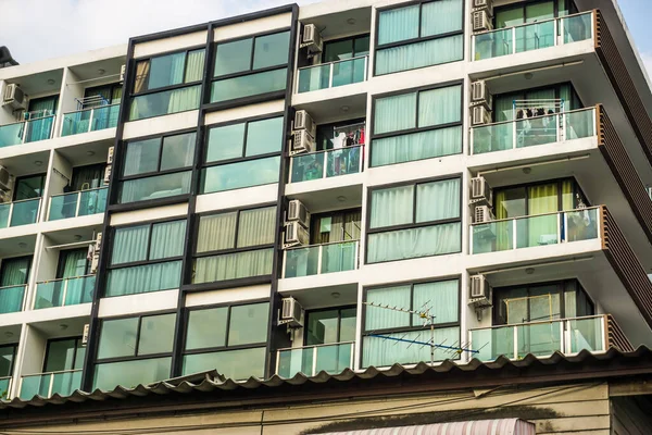 Modern Condominium Building Many Windows Blue Sky City Residential Condominium — Stock Photo, Image