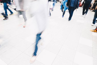 Hareket bulanık turistler havaalanına inmeyi bekliyor 