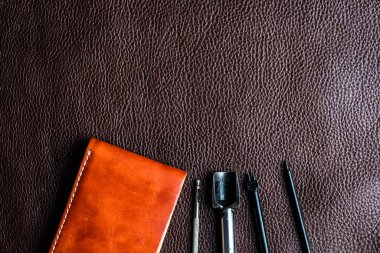 Hakiki deri çift katlı cüzdan ve deri, işçilik nesneleri ile çalışmak için araçlar