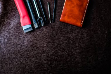 Hakiki deri çift katlı cüzdan ve deri, işçilik nesneleri ile çalışmak için araçlar