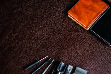 Hakiki deri çift katlı cüzdan ve deri, işçilik nesneleri ile çalışmak için araçlar