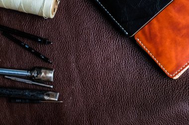 Hakiki deri çift katlı cüzdan ve deri, işçilik nesneleri ile çalışmak için araçlar