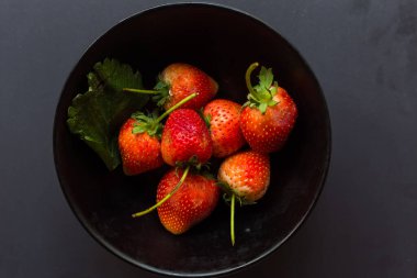 Kasede taze çilek, üst manzara, organik böğürtlen.