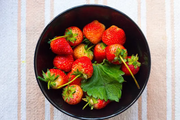 新鲜草莓在碗里 顶部视图 有机浆果 — 图库照片