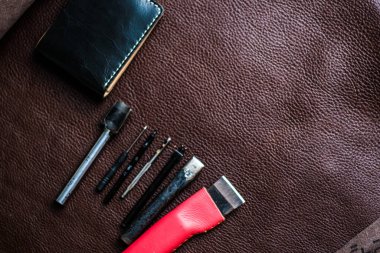 Hakiki deri çift katlı cüzdan. Deri işçiliği nesnesinde kullanılıyor.