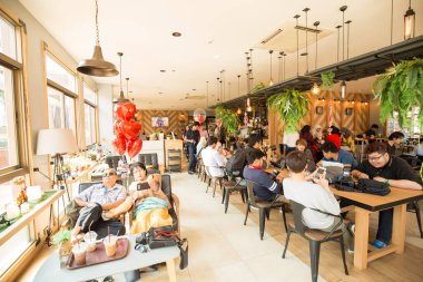 Kafe 'de bulanık duran insanların oturduğu soyut, bulanık kafeli restoran.