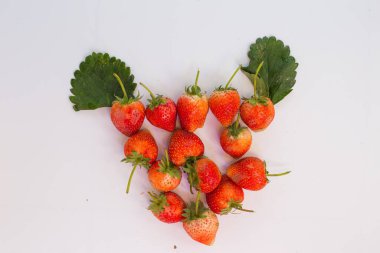 Beyaz arka planda taze organik çilek kırmızı meyve gerçek vitamin meyvesi