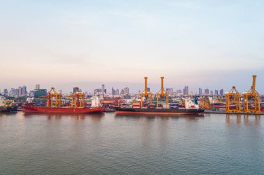 Konteynır gemisi ithalat şehir lojistiği ve konteyner gemisi Aerial view iş lojistiği konsepti