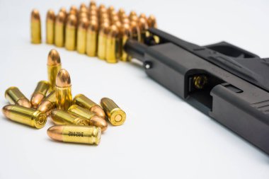 Beyaz arka planda mermisi olan 9mm otomatik sompact tabanca.