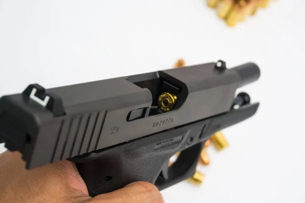 Pistola Micro Sompact Automática Con Bala Sobre Fondo Blanco —  Fotos de Stock