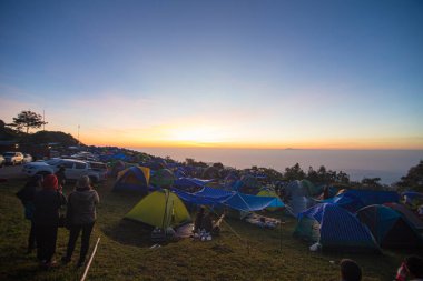 Gün doğumu kamp alanı Mountain Hill 'de doğa tatilinin arka planında.