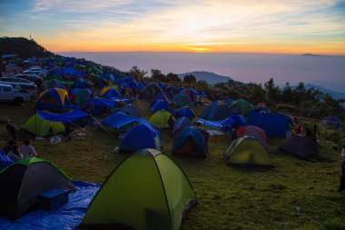 Gün doğumu kamp alanı Mountain Hill 'de doğa tatilinin arka planında.