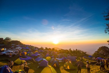 Gün doğumu kamp alanı Mountain Hill 'de doğa tatilinin arka planında.