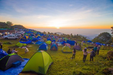 Gün doğumu kamp alanı Mountain Hill 'de doğa tatilinin arka planında.