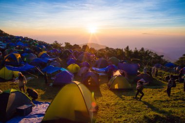 Gün doğumu kamp alanı Mountain Hill 'de doğa tatilinin arka planında.