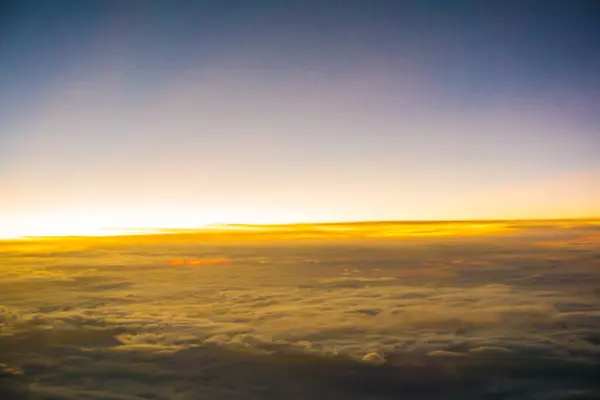飛行機の夏のバックグラウンドから雲の上の朝の日の出の空 — ストック写真