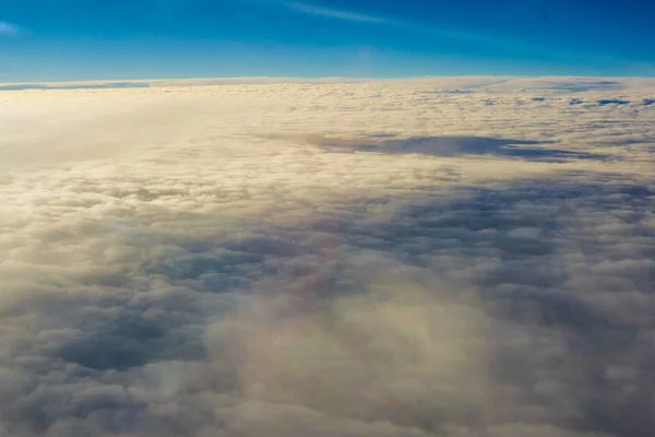 飛行機の夏のバックグラウンドから雲の上の朝の日の出の空 — ストック写真