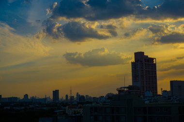 Günbatımında modern şehrin ufuk çizgisi 