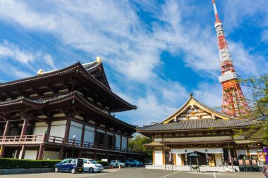 Zojo-ji Tapınağı geride ile Tokyo Kulesi'ne sabah, Tokyo, Japonya