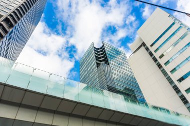 Mavi ofis binaları Akabanebashi alanda Tokyo, Japonya