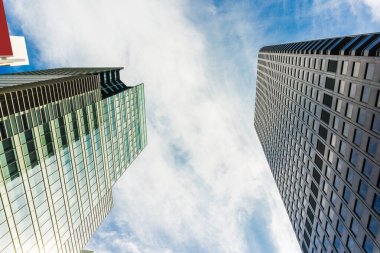Modern ofis bina mavi gökyüzü beyaz bulut, Tokyo Japonya